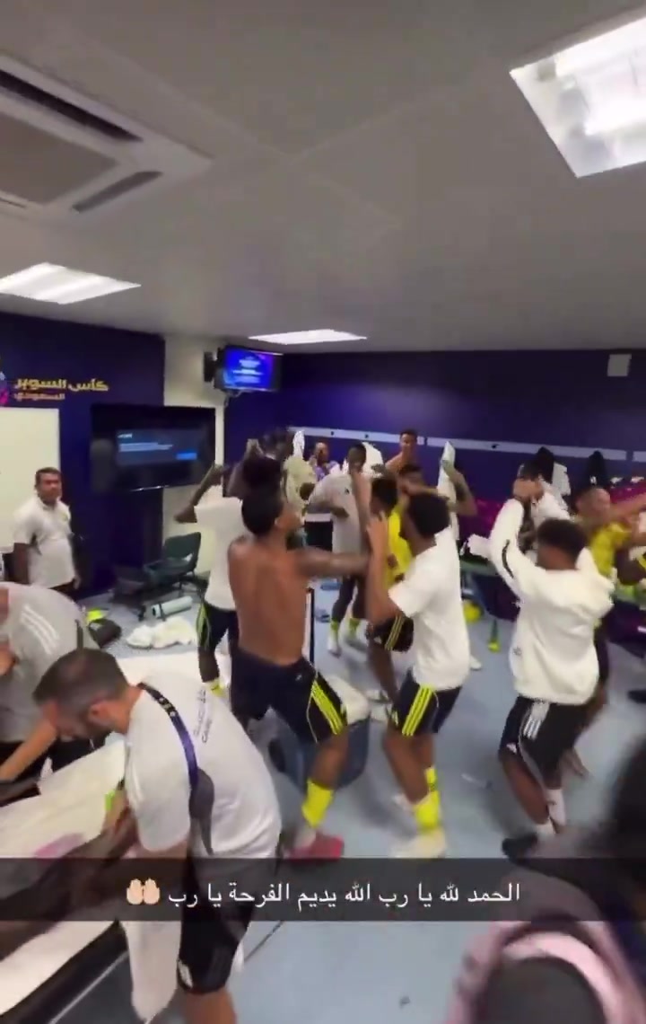 我就静静看着😎胜利更衣室激情庆祝，C罗穿着内裤跟随音乐点头