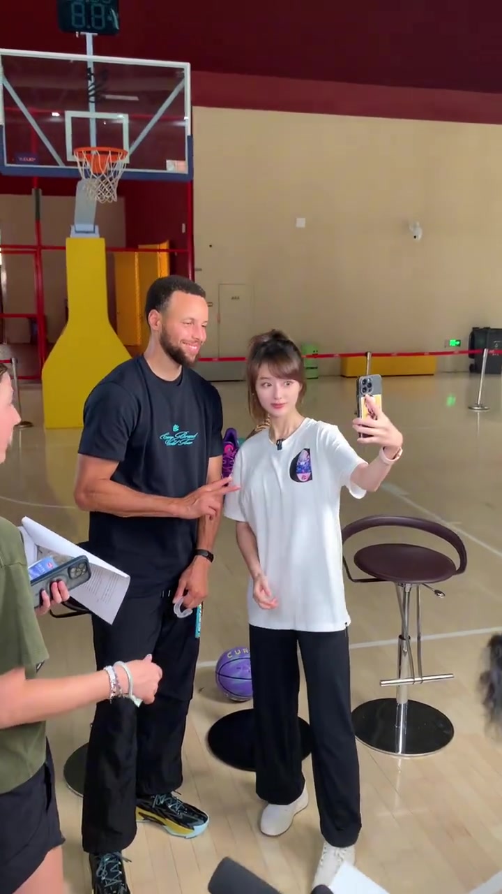 嘴角根本压不下来！美女主持王小七晒照：兄弟们 和库里自拍来了