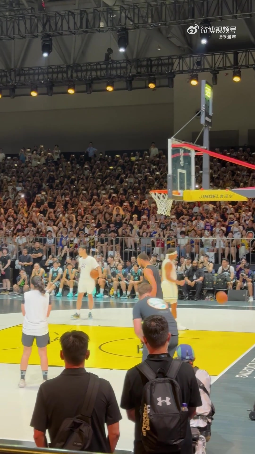 每日一扣！库里接弟弟赛斯传球 两次尝试后将球摁进篮筐