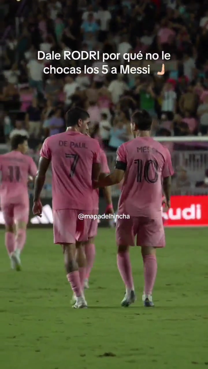 😳队长你干啥？梅西想拉德保罗手没拉着，转而拍了下后者屁股