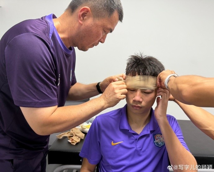 记者：杨帆眉骨赛后缝了4针，看侧脸都能看出拧着眉毛