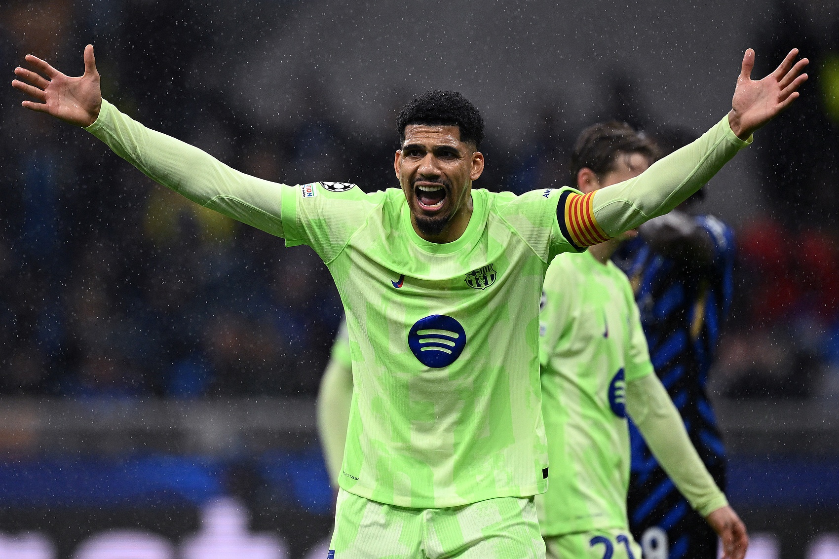 阿斯报：阿劳霍在巴萨的处境一百八十度大转弯，锁定首发概率大增