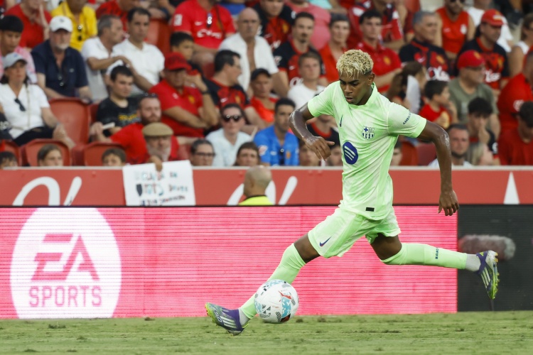 亚马尔以18岁34天超越法蒂，成为本世纪西甲打进15球最年轻的球员