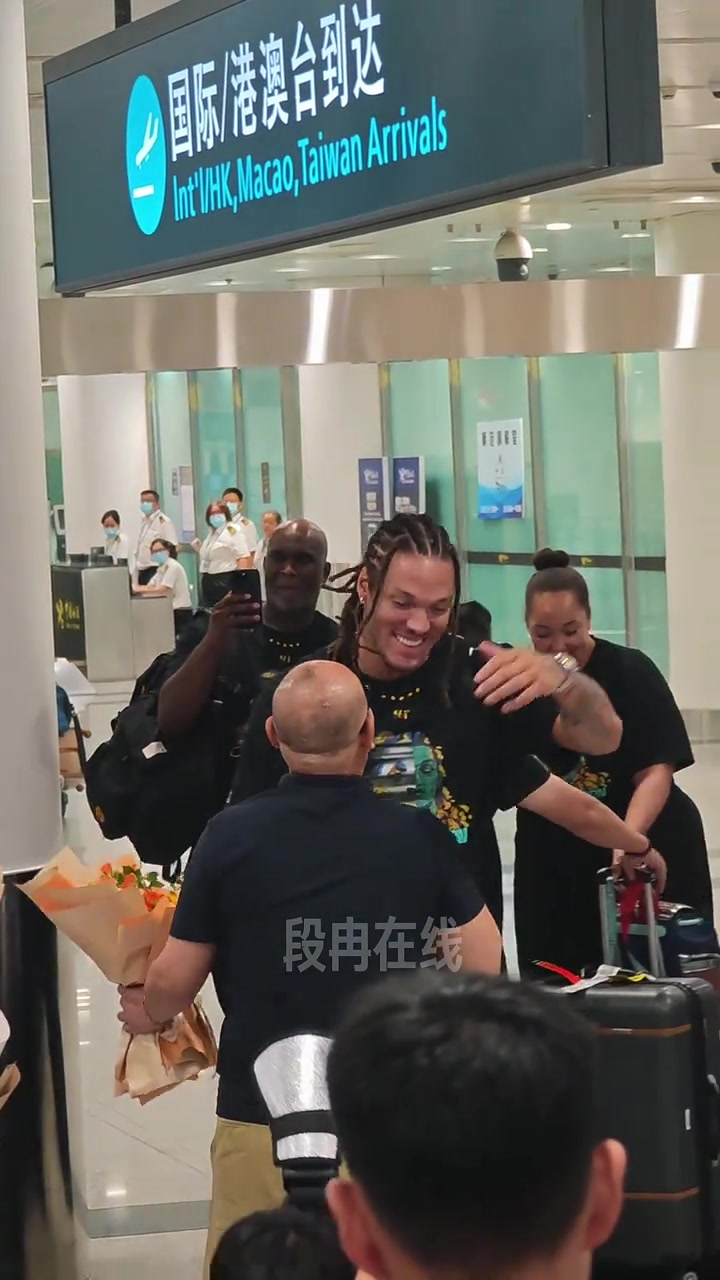 有求必应！掘金球员戈登开启中国行 下飞机给球迷签名