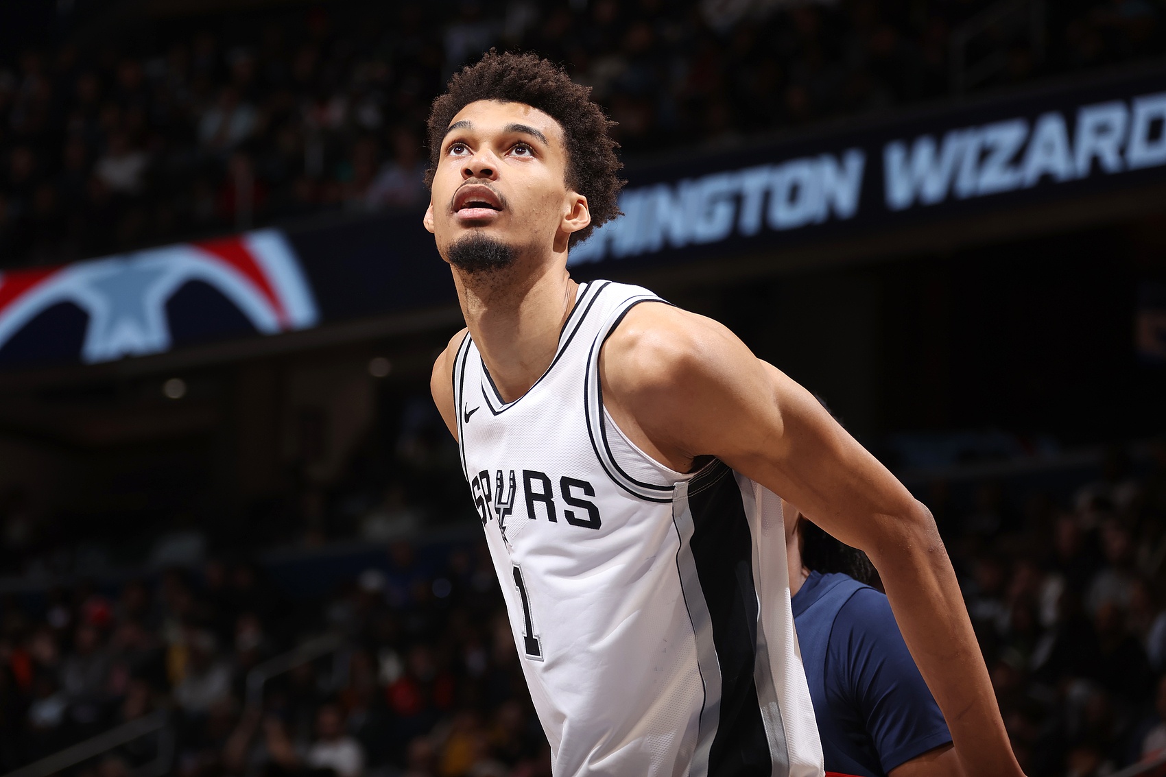 马穆：文班很喜欢格鲁吉亚菜 每次去餐厅都会给我发和面包的自拍