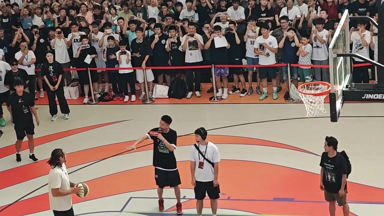 一个不进 亚洲行大连站活动中阿隆-戈登上演连续5罚打铁场面