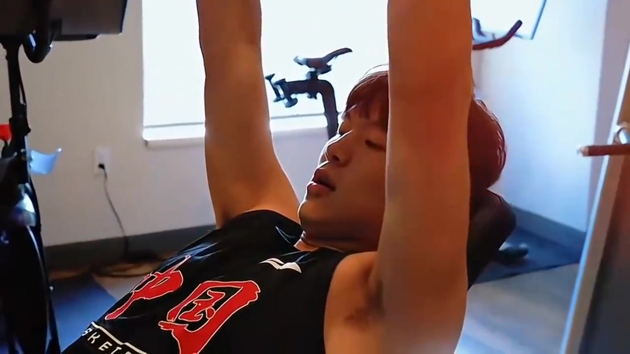 打磨身体！网友晒杨瀚森力量训练视频