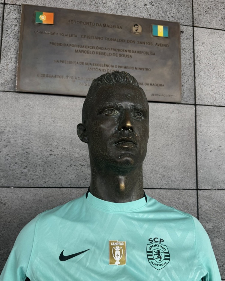 宣传新赛季球衣！葡萄牙体育晒C罗机场雕像穿新球衣照片