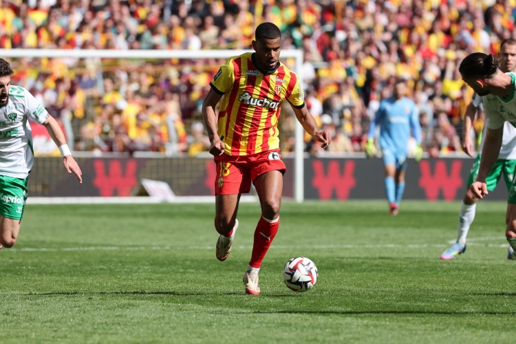 记者：安迪-迪乌夫通过国际米兰的体检，将签约5年身披17号球衣