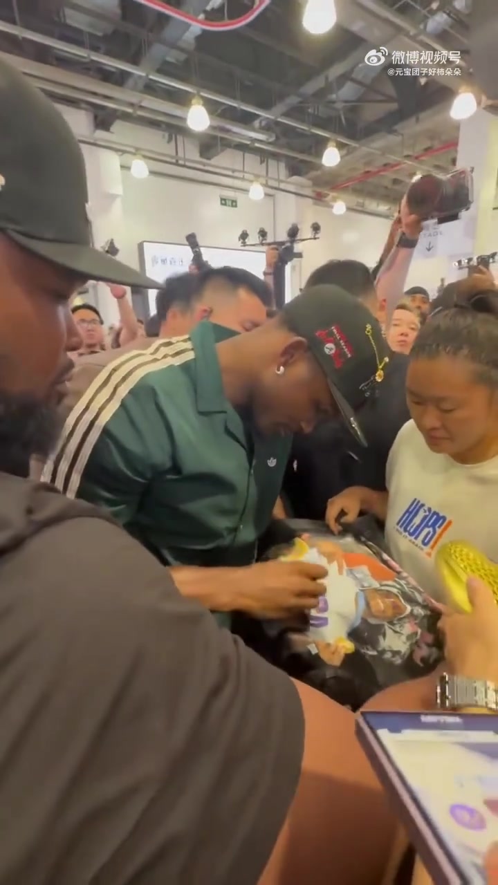 被围得水泄不通！爱德华兹中国行给球迷签名