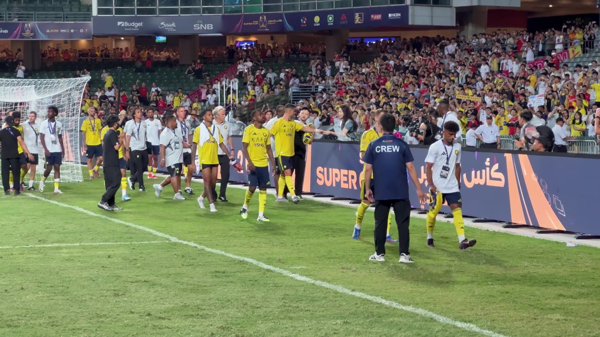 C罗离场时把亚军奖牌给了场边的女球迷