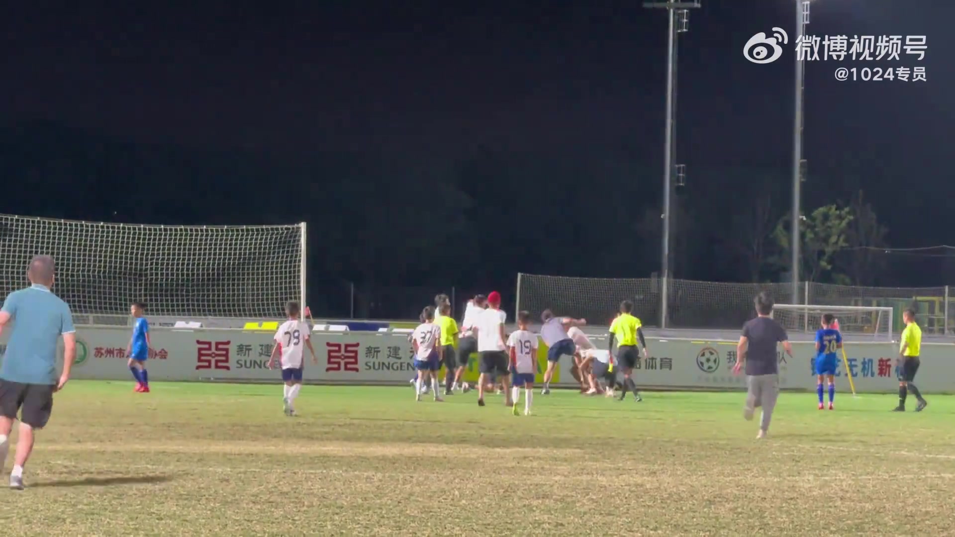 💥网传青少年足球赛事爆发冲突，成人直接在小球员面前大打出手