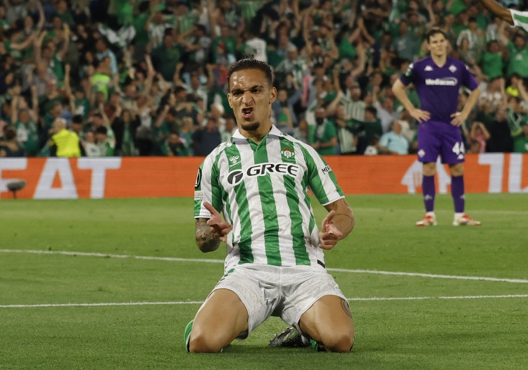 罗马诺：贝蒂斯仍有信心完成安东尼交易，正在等待曼联同意