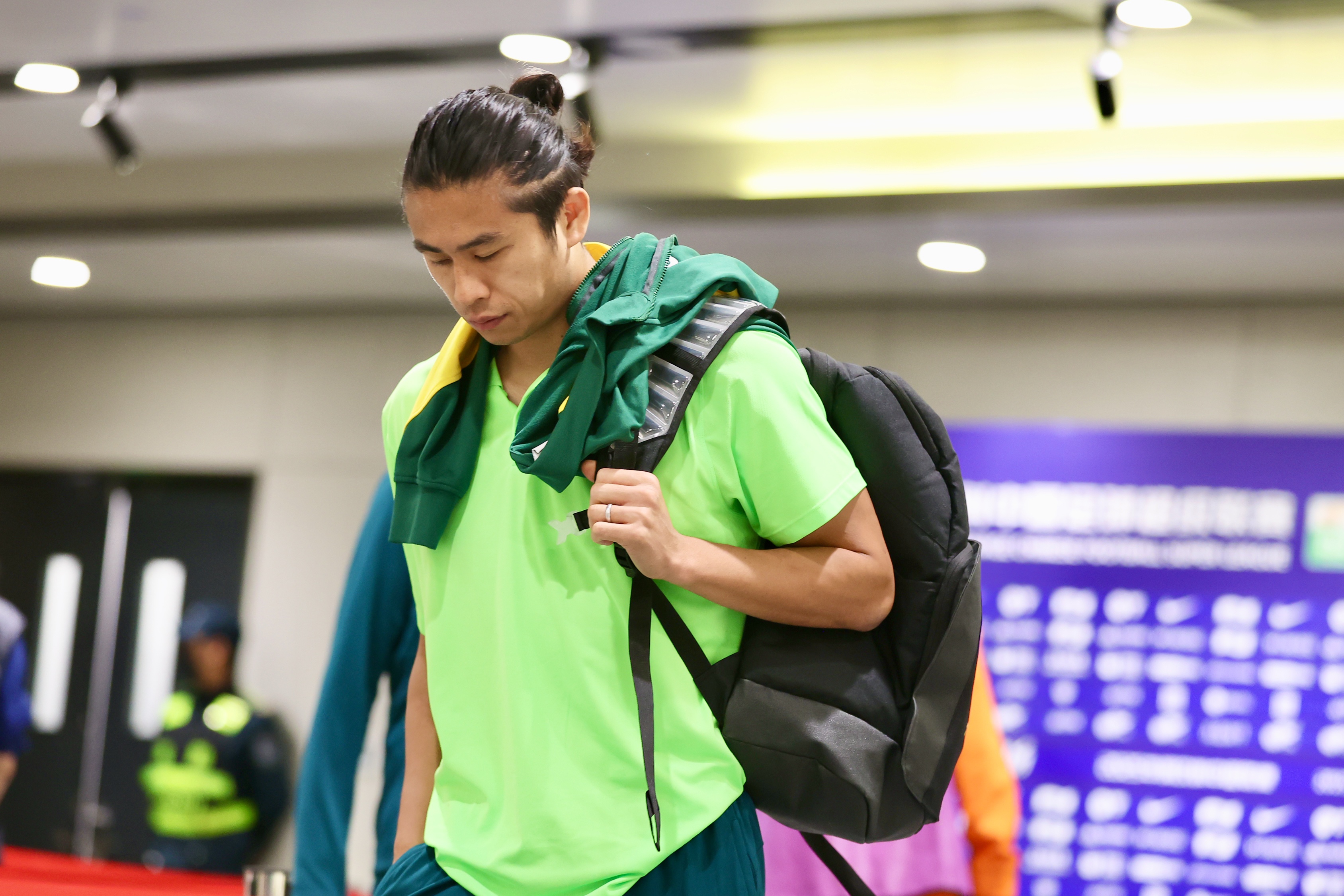 足球报：张玉宁经过检查后并无大碍，应该不会影响接下来的比赛