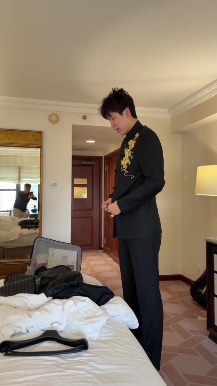 有点小帅！工作室晒杨瀚森穿搭：穿都穿上了 咱们就先瞅一眼