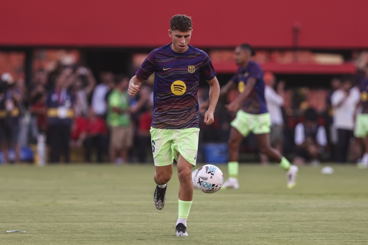 记者：费尔明对离开巴萨还是转会切尔西感到非常犹豫