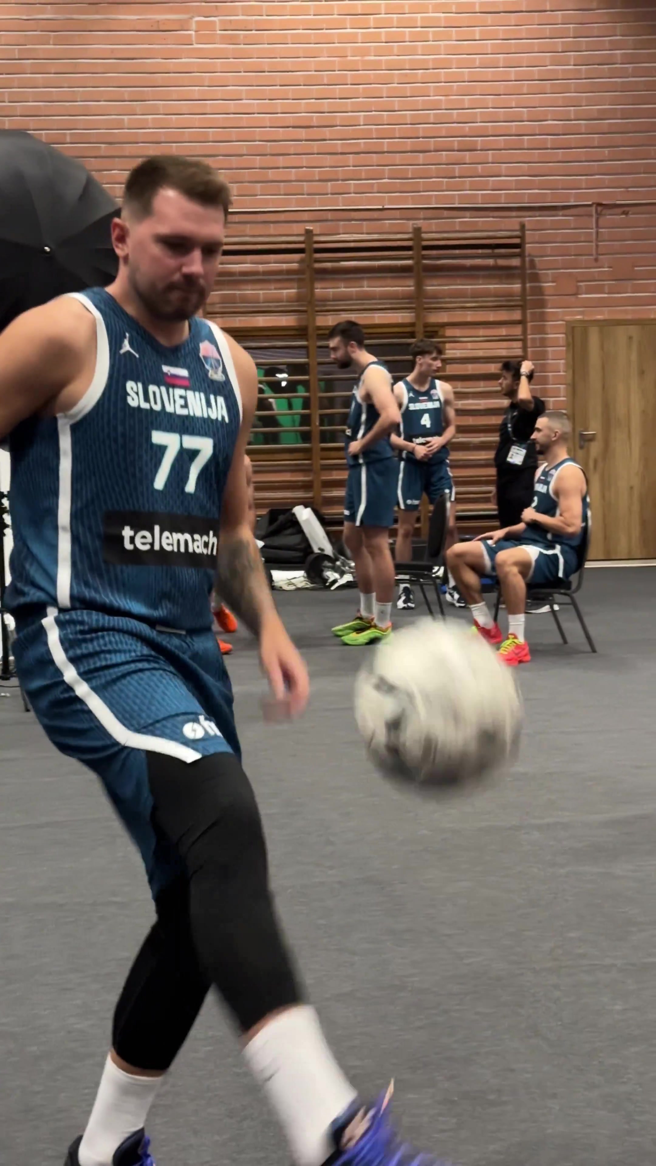 不愧是皇马出来的！东契奇在拍定妆照时秀起了颠球