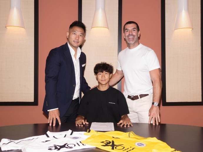 官方：19岁小将刘昊雨加盟加泰二级联赛球队国际巴塞罗那