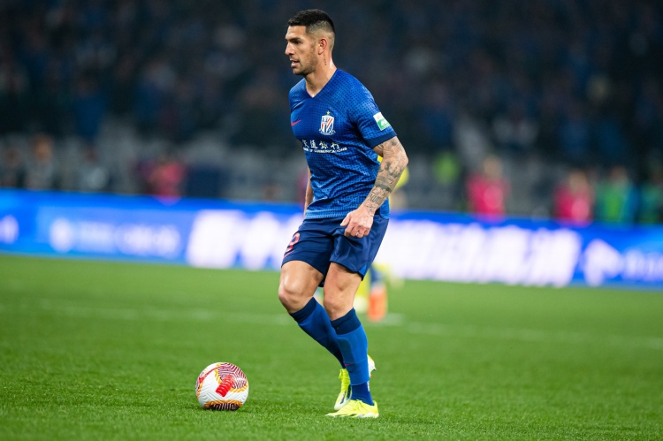 记者：路易斯腰部受伤已经有段时间，教练组决定本轮让他休息