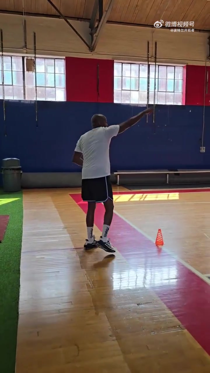 与小个球员一起练脚步 开拓者官博晒克林根休赛期最新动态