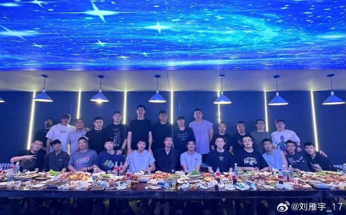 刘雁宇更博晒昔日队友合照：聚也不是开始 散也不是结束！