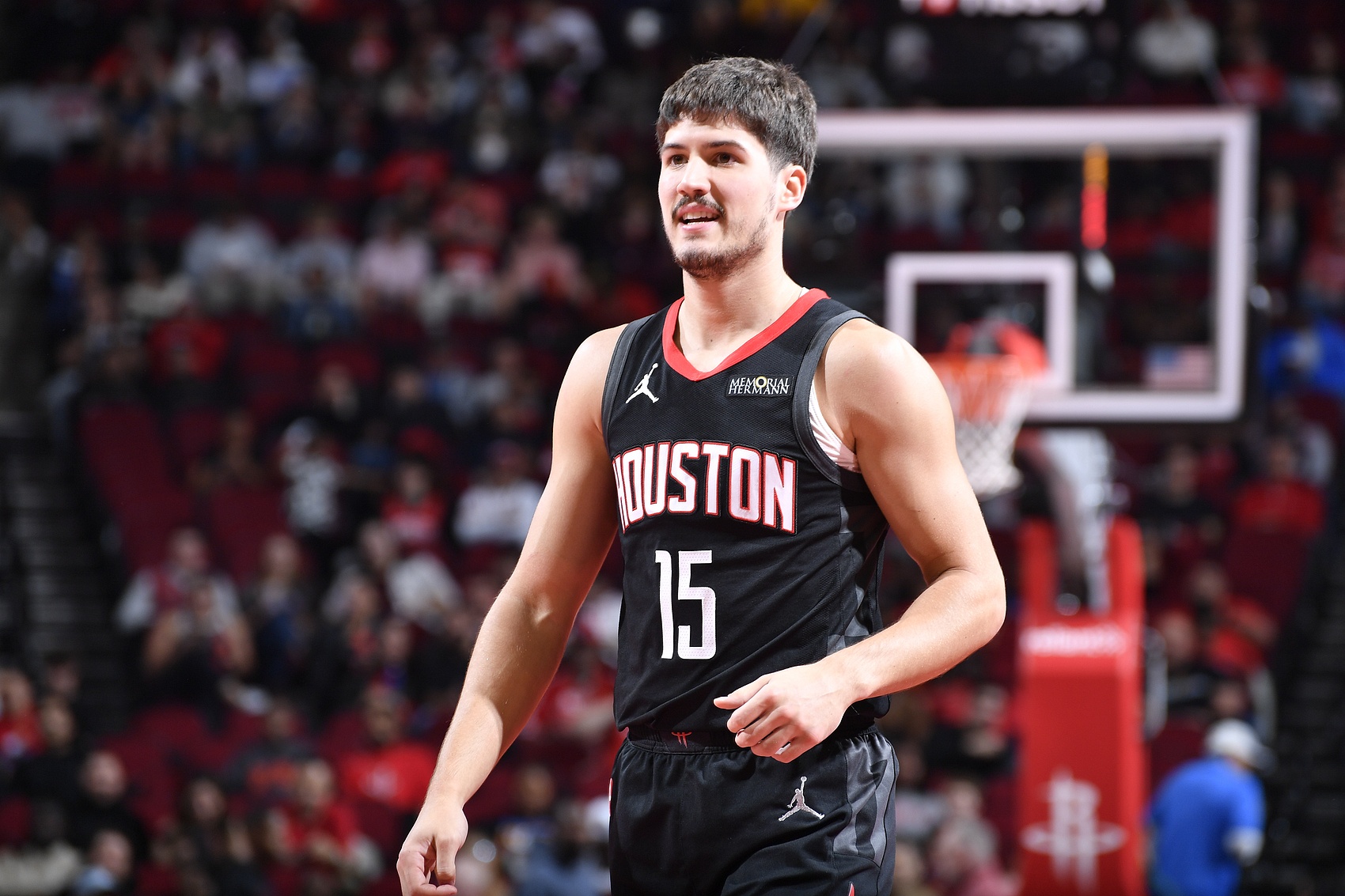 自己新赛季和上赛季最大的不同是什么？谢泼德：我更自信了