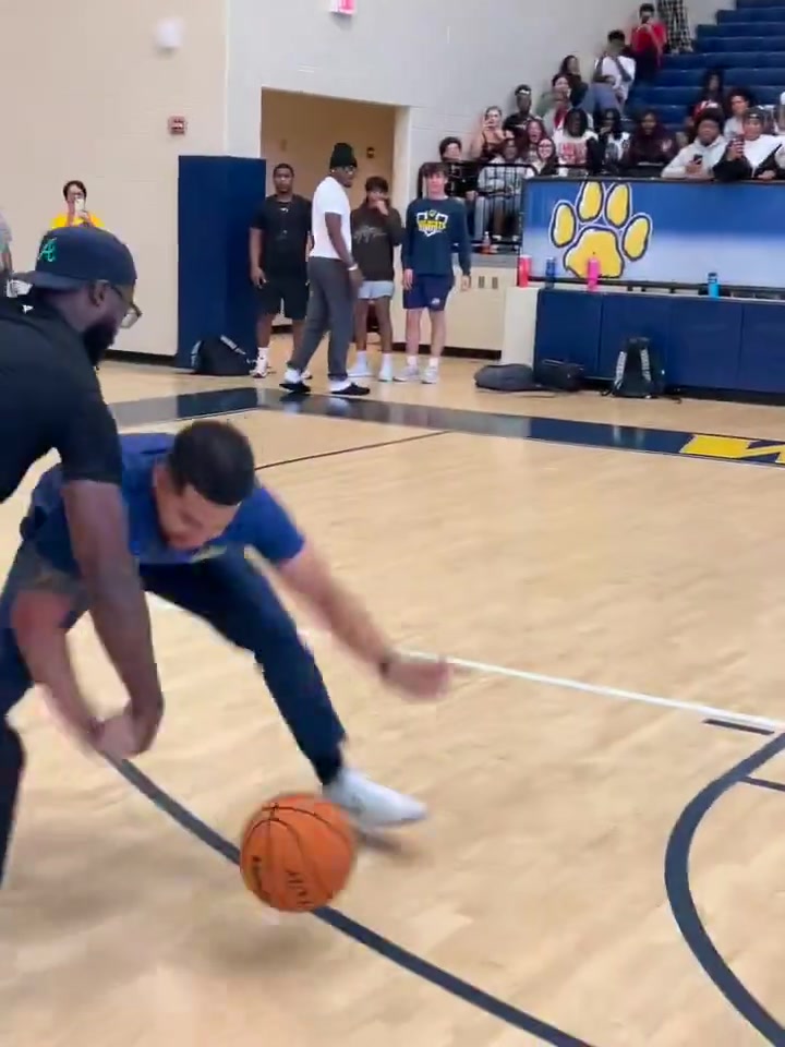 牛爷爷这运球啊！杰伦-布朗被球迷生断 好在隔扣找回面子😂