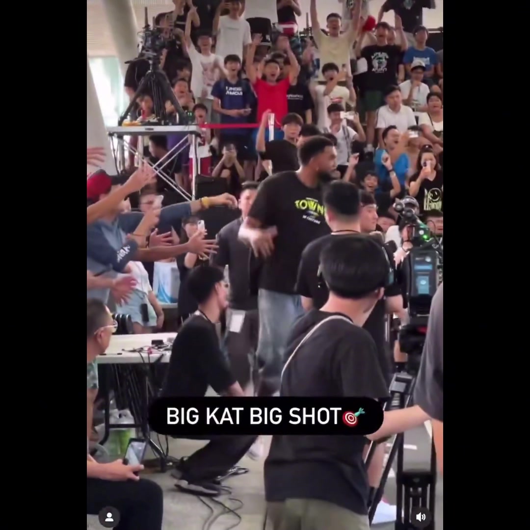 玩得很开心啊！唐斯中国行“偶遇”小卡 当场进行三分PK