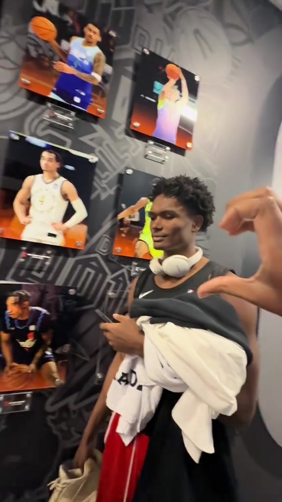 真调皮！阿门晃开女子&拒绝比心 多米尼克-巴洛还给了个掩护