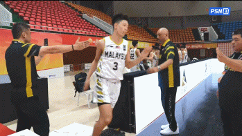 地滑之秀！马来西亚U16球员出场时摔倒险成飞铲 教练组集体受惊