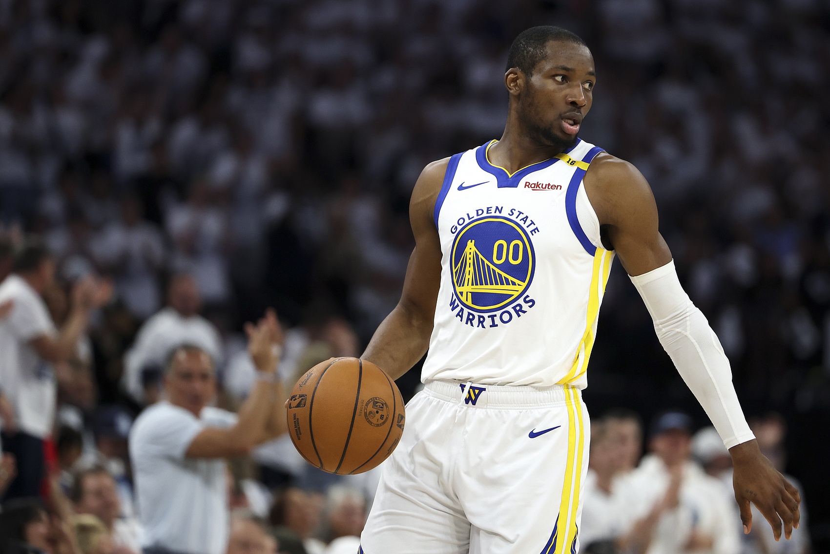 美媒：距勇士首场季前赛仅剩35天 但他们仍只有10名正式签约球员