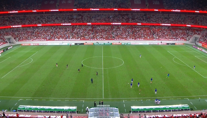 场地情况不佳！记者：西安国际足球中心连下五天雨，草皮撑不住了