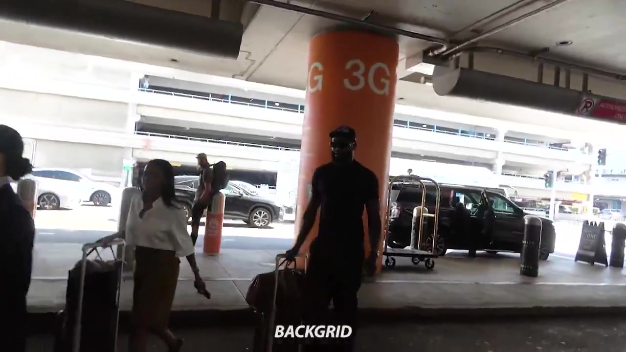 父亲被控谋杀未遂！杰伦-布朗没有回答八卦记者的相关追问