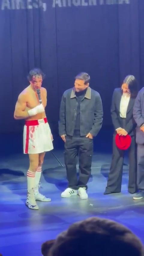 阿媒：梅西现场观看好友话剧演出，受到观众热烈欢迎&引发轰动