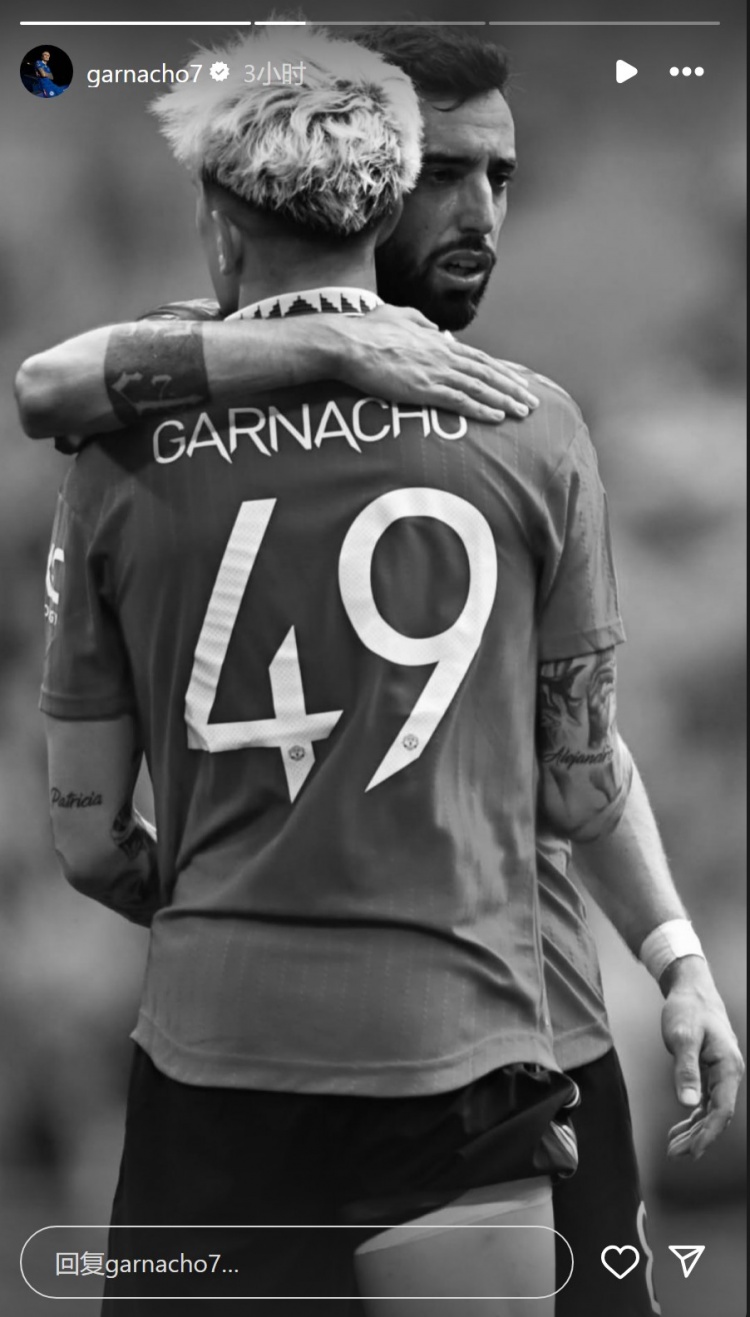 蓝军49号！加纳乔社媒晒身披49号球衣与B费合照