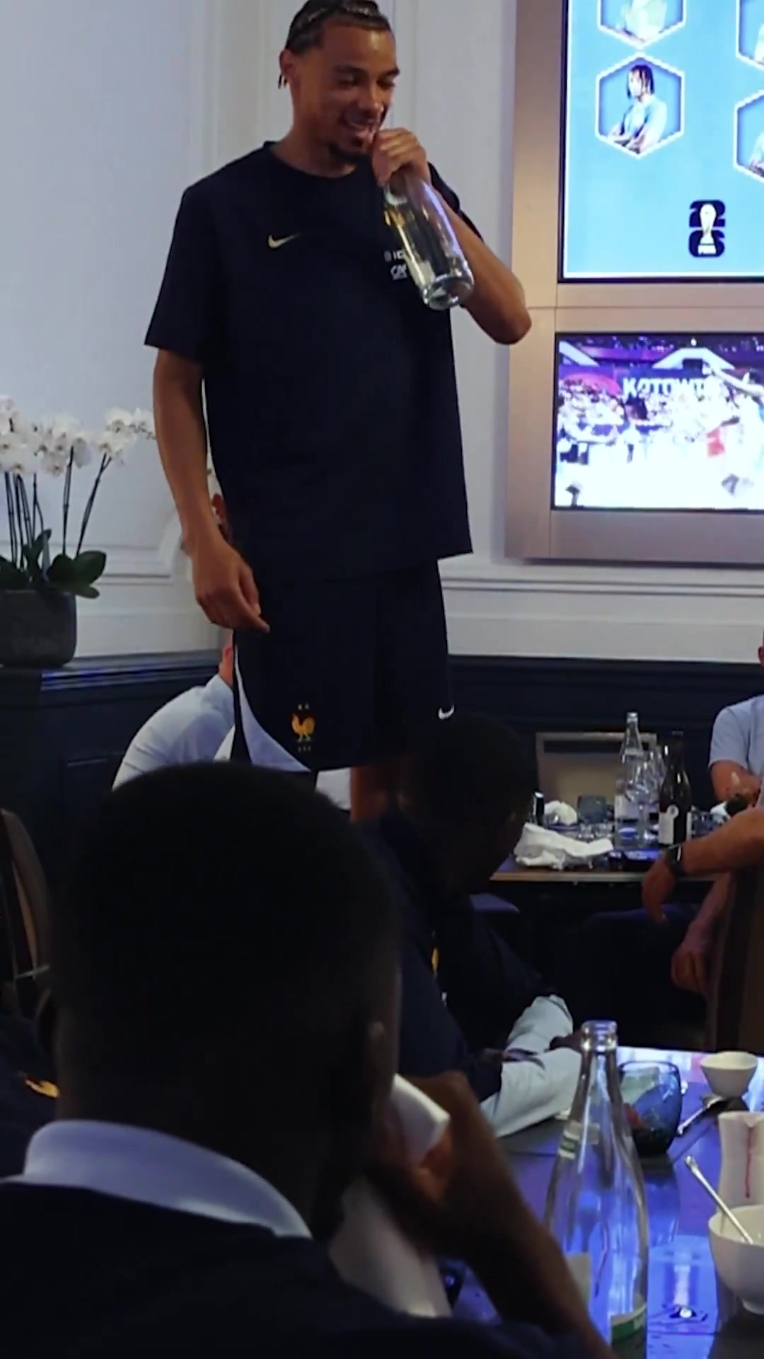 法国队晒视频：新人埃基蒂克&阿克利乌舍唱歌，巴尔科拉过生日