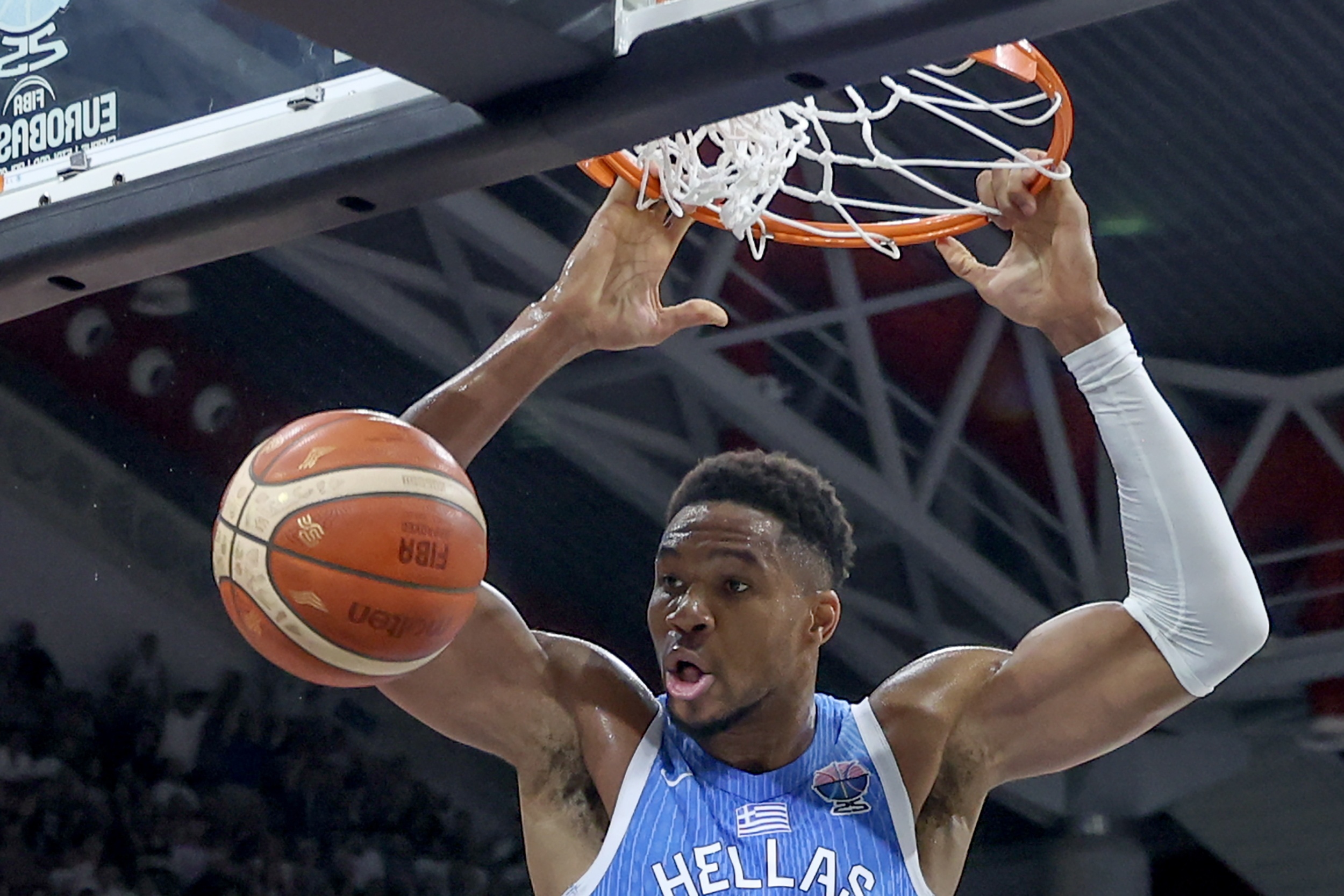 掌握命运！字母哥摧毁西班牙内线 爆砍25分14板9助淘汰对手锁第1