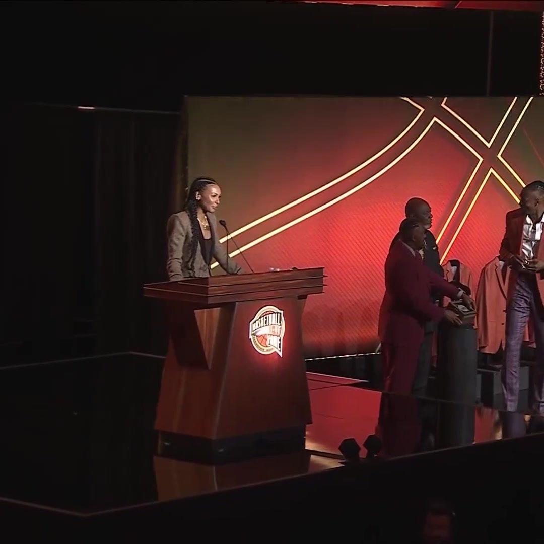 韦德、波什、德隆、布泽尔、里德、普林斯等梦八成员领名人堂夹克