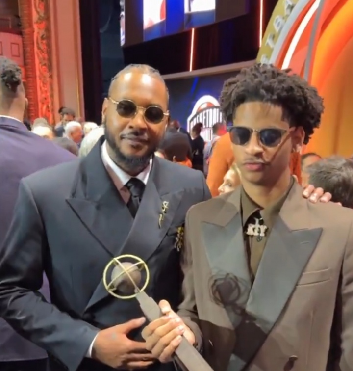 分享喜悦！新晋名人堂成员安东尼和儿子基扬拍照留念