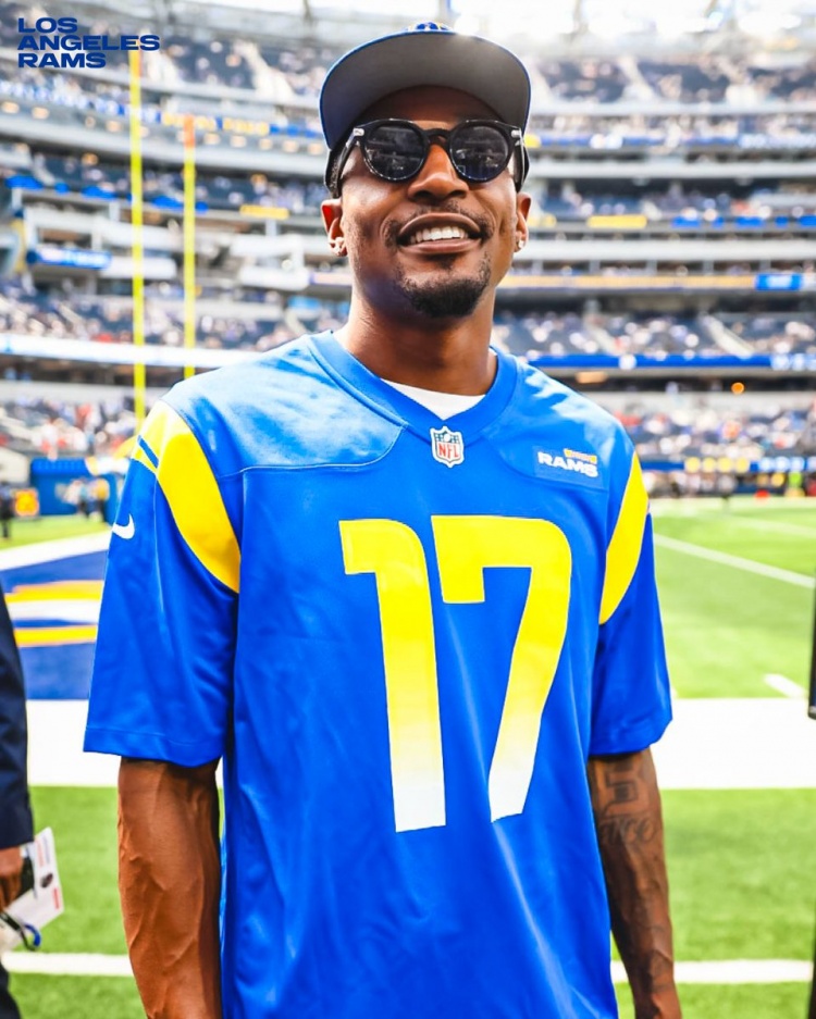 快船新援比尔亮相NFL赛场 现身观战洛杉矶公羊比赛！