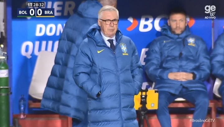 新造型，66岁安切洛蒂罕见戴着眼镜场边指挥