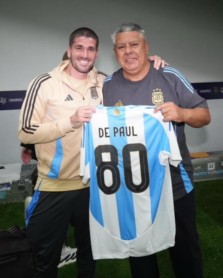 斩获4冠！德保罗为阿根廷出战80场比赛，获赠纪念球衣