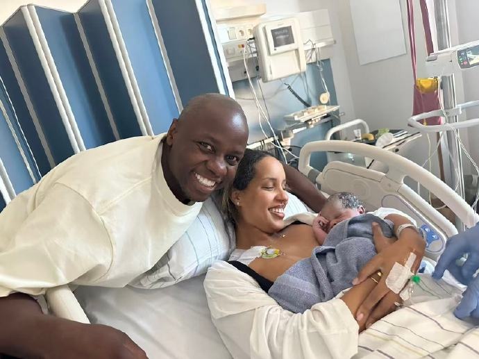 大连鲲城队前锋穆谢奎家中再添新成员，恭喜大奎！