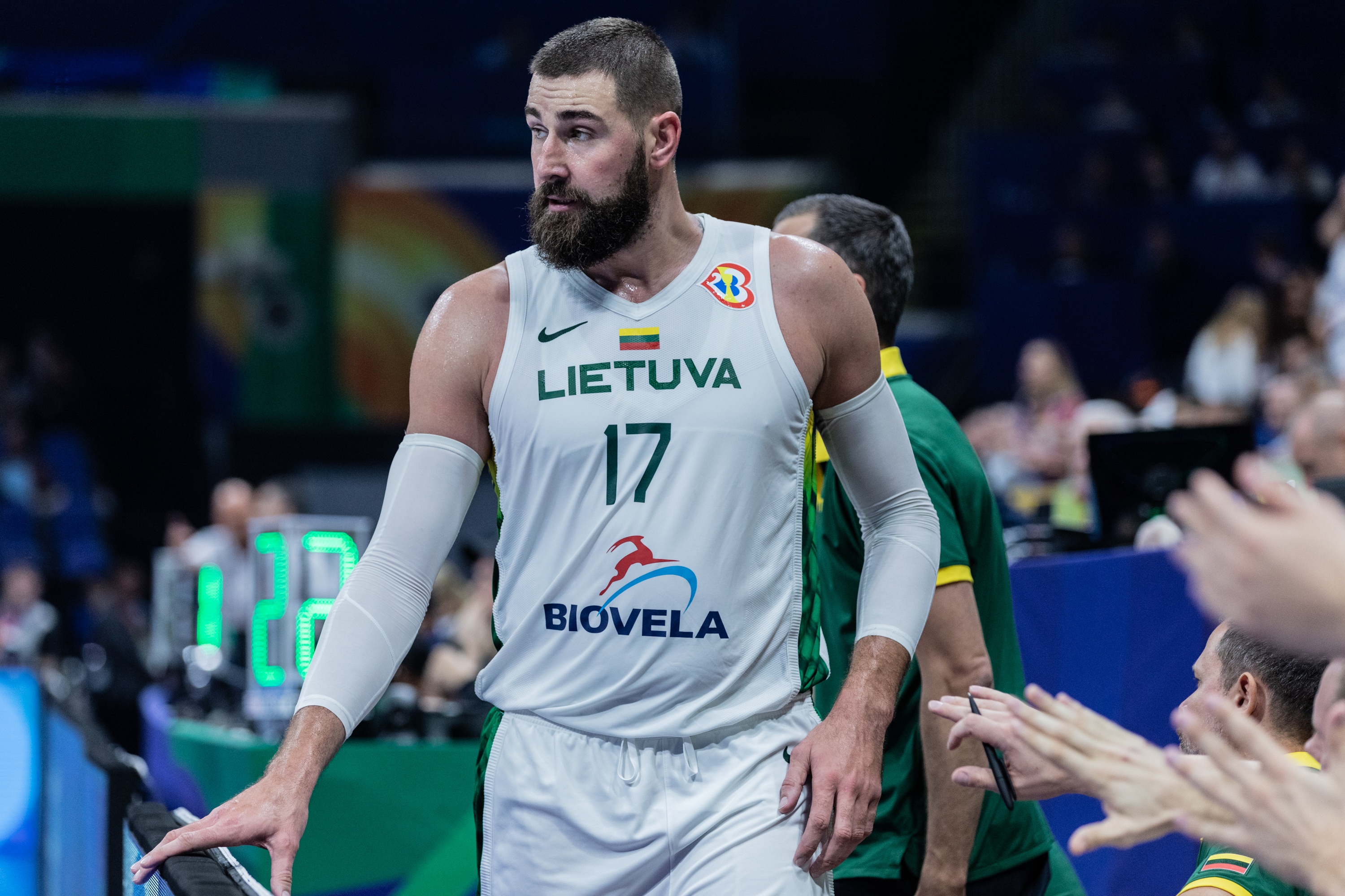 拼尽全力！瓦兰丘纳斯16中9空砍24分15板 罚球7中6