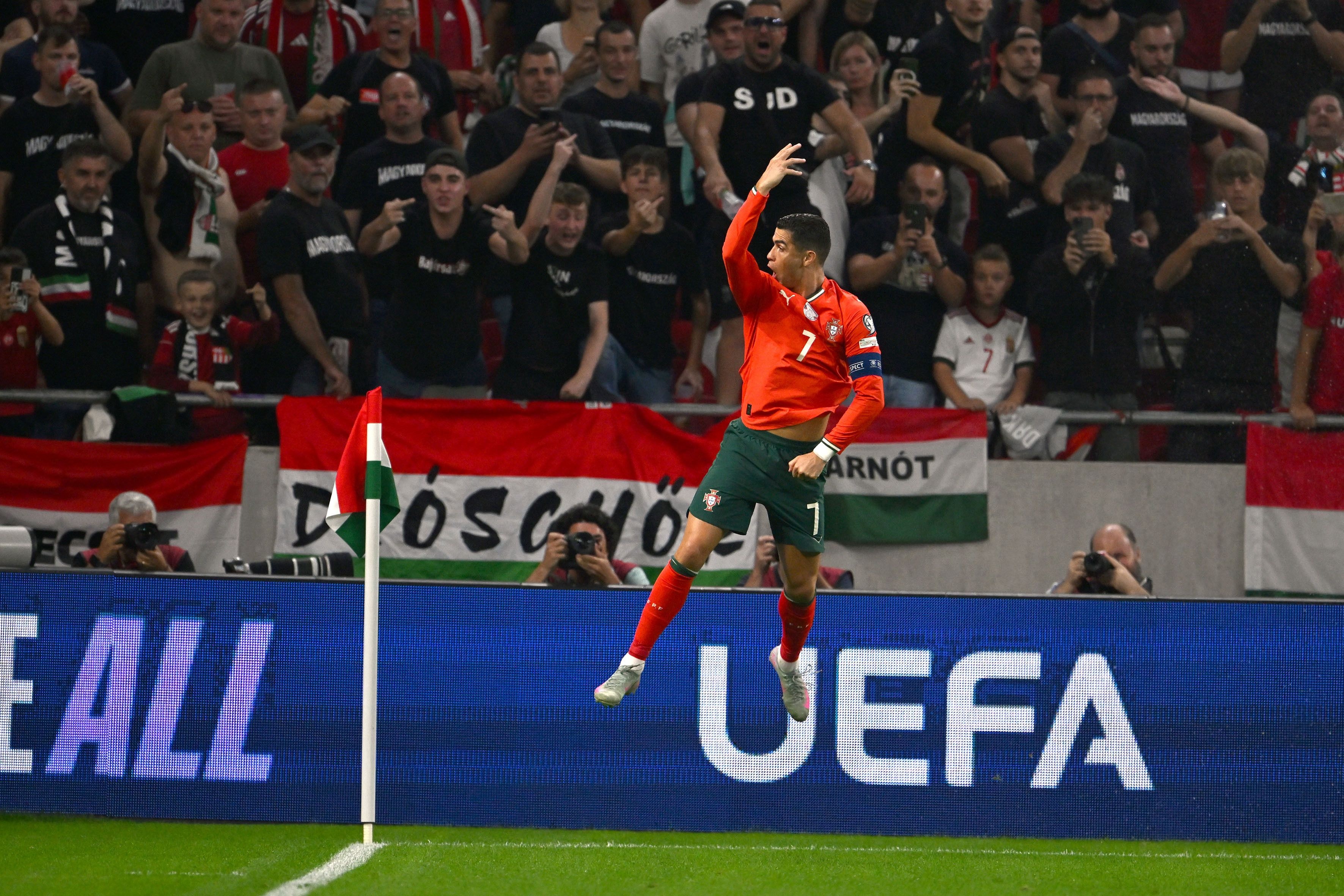 领先27球！国家队历史射手榜：C罗223场141球居首 梅西194场114球