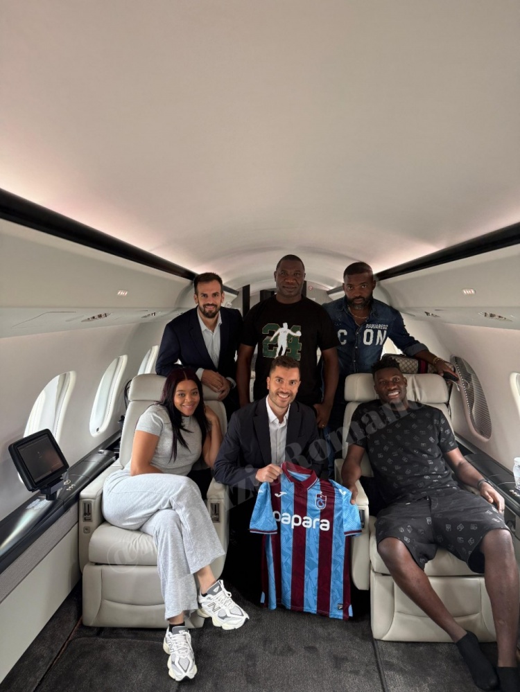 奥纳纳与家人、经纪人在飞机上合影，展示特拉布宗体育球衣