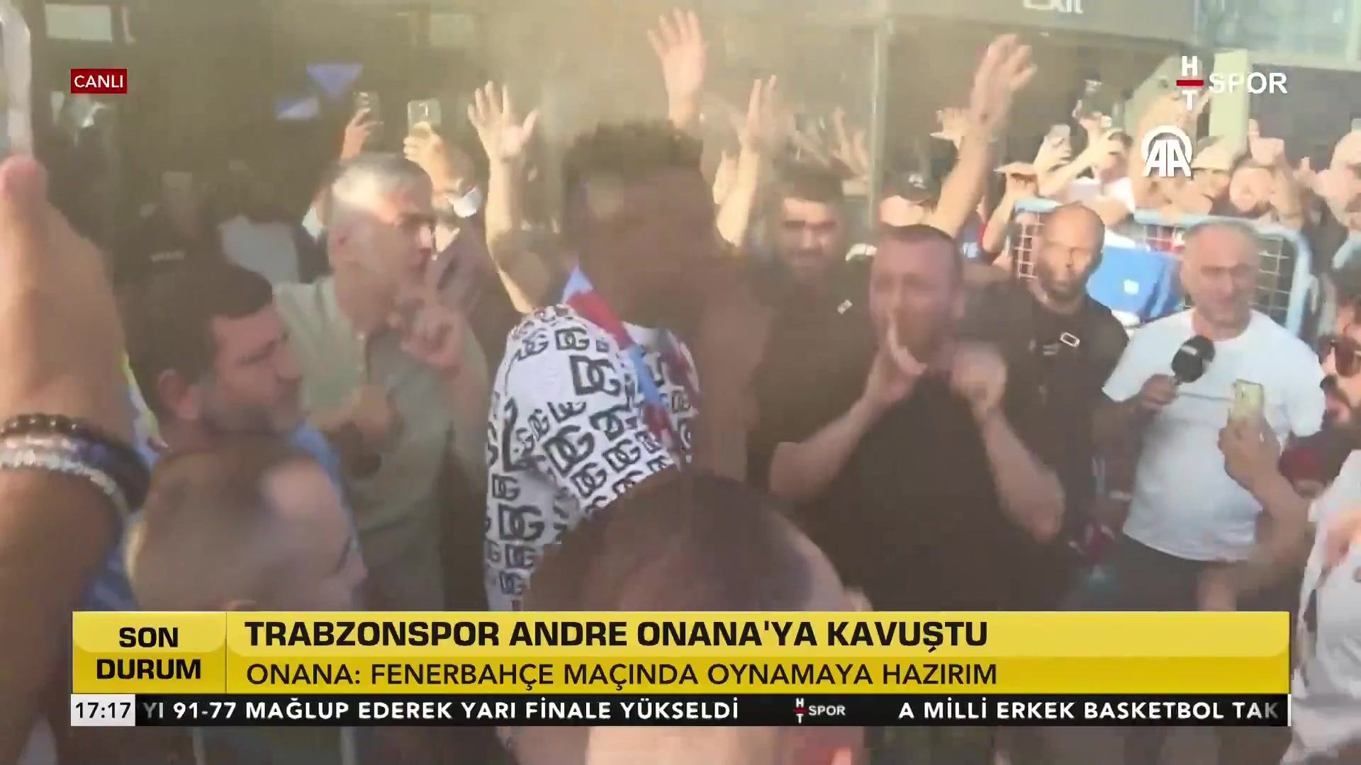 像回家一样😇奥纳纳抵达土耳其受热烈欢迎，与现场球迷激情互动