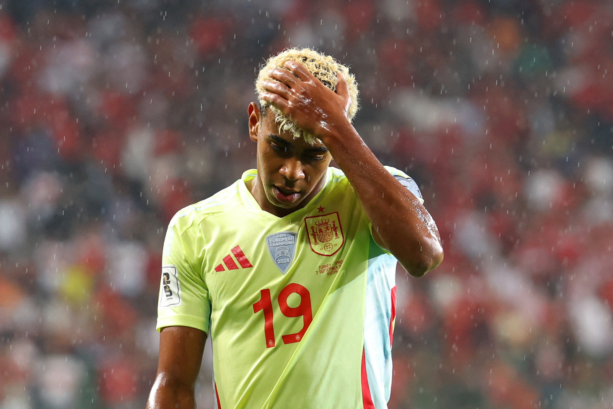 记者：巴萨也对亚马尔频上头条感到担忧，但球员似乎未受影响