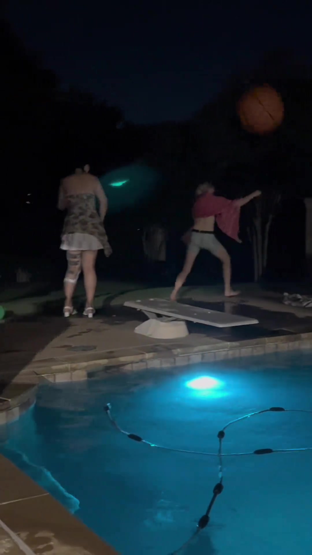 飞翼泳池派对 李月汝多次“偷袭”佩奇&打完就开溜