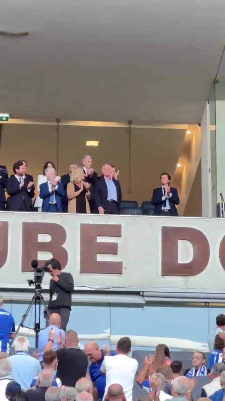 穆里尼奥现场观战波尔图比赛，现场球迷们送上热烈掌声